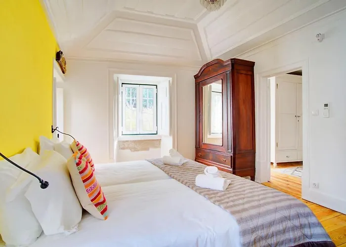 Charming Coastside Vila Colares